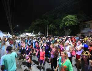 Carnaval de bairros reúne milhares de foliões em Niterói