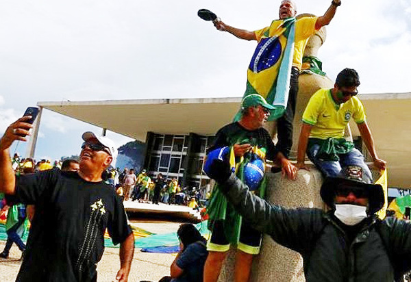 Igrejas evangélicas financiaram transporte de fieis a Brasília para 8/01