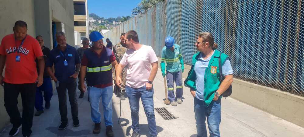 SAMBÓDROMO: Deputado Jorge Felippe Neto, verifica problemas como galerias entupidas, esgoto a céu aberto, focos de mosquito, entre outros