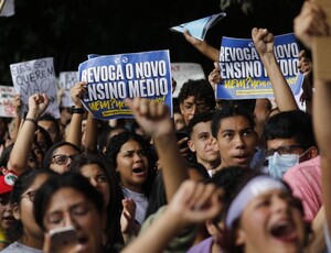 Estudantes fazem passeata pela revogação do novo ensino médio em SP