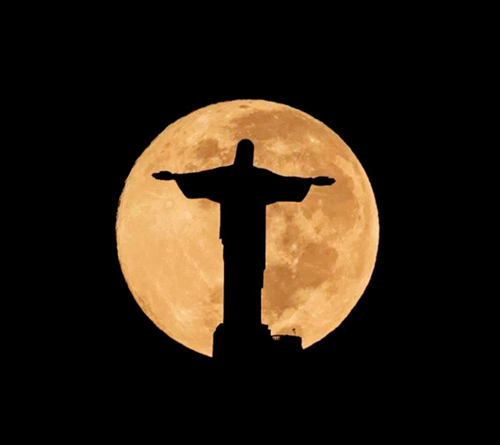 Cristo Redentor sem luz em apoio a Vini Jr.