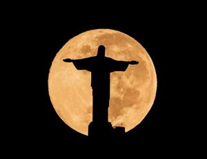 Cristo Redentor sem luz em apoio a Vini Jr.