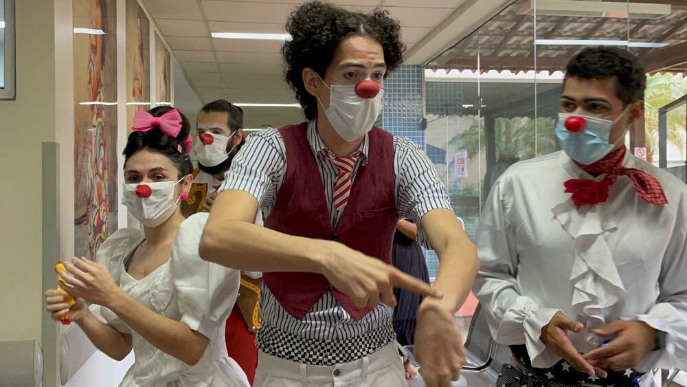 Doutores da Alegria entregam espetáculo teatral em hospital da Baixada Fluminense