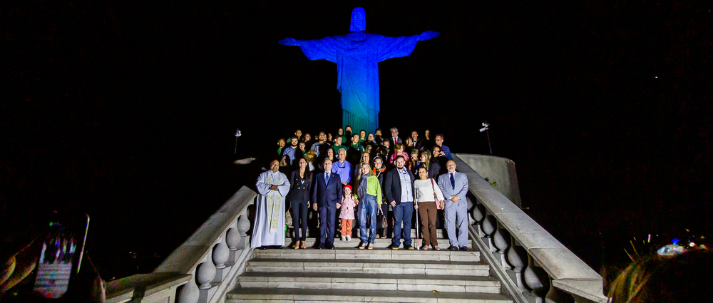 Cristo Redentor é iluminado nas cores verde e azul para promover a acessibilidade