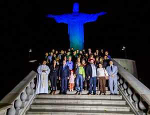 Cristo Redentor é iluminado nas cores verde e azul para promover a acessibilidade