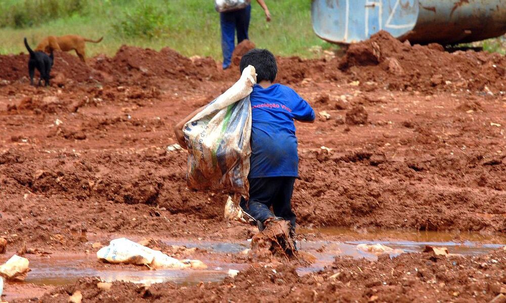 Mais de 160 milhões de crianças no mundo trabalham