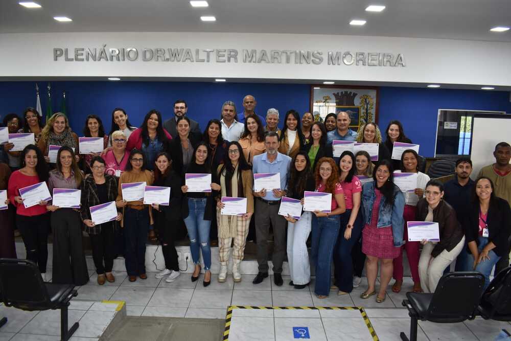 Itatiaia: entrega de certificados do Programa M, voltado para profissionais que trabalham no combate à violência contra a mulher  