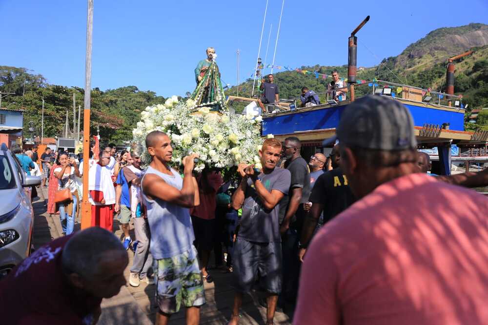 Missa campal e barqueata marcam festa de São Pedro, padroeiro dos pescadores, em Niterói