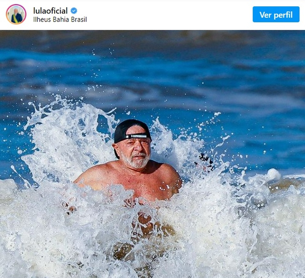 Na Bahia, Lula publica foto tomando banho de mar: 'Para recuperar as energias'