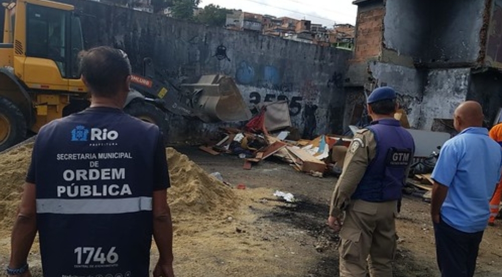 Prefeitura demole cinco construções ilegais, erguidas de forma precária, no Maracanã