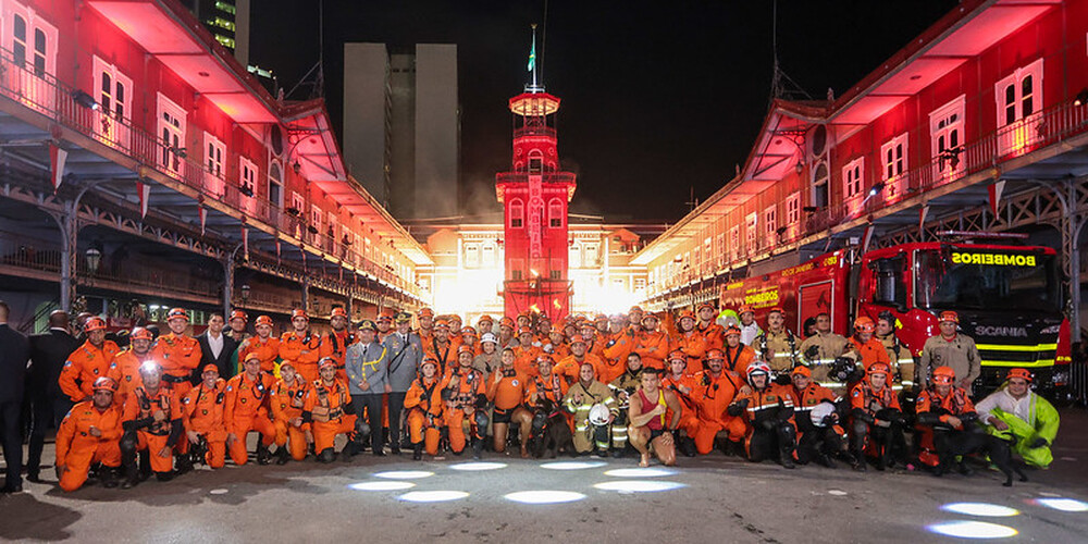 Corpo de Bombeiros do Rio comemora 167 anos com cerimônia e simulação de salvamentos