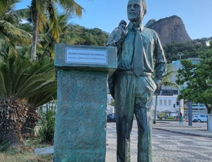 Estátua de Zózimo, no Leblon, está de volta ao Posto 12   