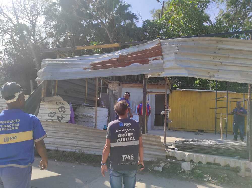 SEOP demole estabelecimento comercial construído ilegalmente em via pública no Recreio