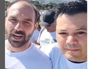 Em evento com meia duzias de pessoas, Bolsonaro e Bolsonaristas disputaram quem falava mais atrociddades