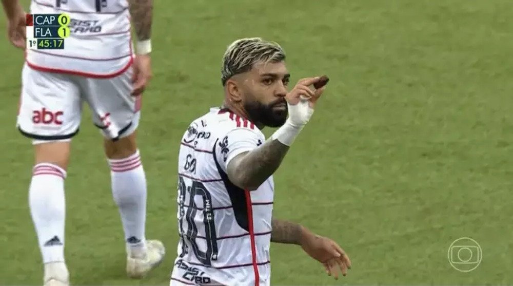 Gabigol come biscoito atirado pela torcida do Athletico e garante a 16º semi-final do Mengão na Copa dio Brasil