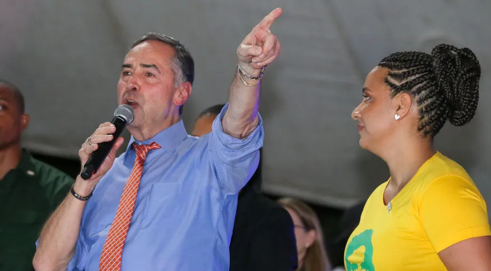 Vaiado pela UNE, ministro Barroso reage: 'Derrotamos o bolsonarismo para que todos possam se manifestar'