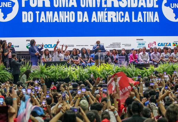 Lula participa de congresso da UNE e promete mais universidades