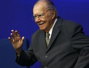 Ex-presidente José Sarney é internado após sofrer queda em casa