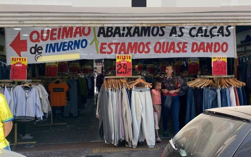 'Abaixamos as calças': faixa de loja divide opiniões em BH