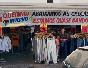 'Abaixamos as calças': faixa de loja divide opiniões em BH