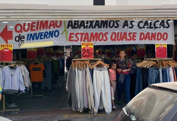 'Abaixamos as calças': faixa de loja divide opiniões em BH