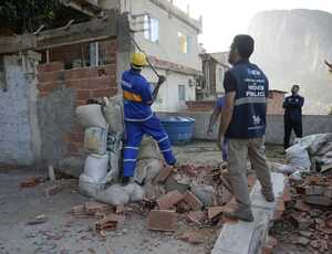 SEOP realiza demolição de 12 construções irregulares na comunidade da Rocinha