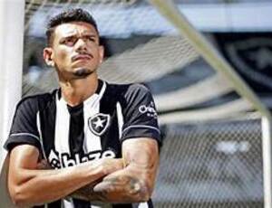 BOTAFOGO EM CRISE: Lesão tira atacante Tiquinho Soares dos gramados por cinco semanas