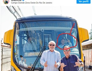 Motorista rouba a cena ao 'fazer o L' em foto oficial que lula viralizou em suas redes