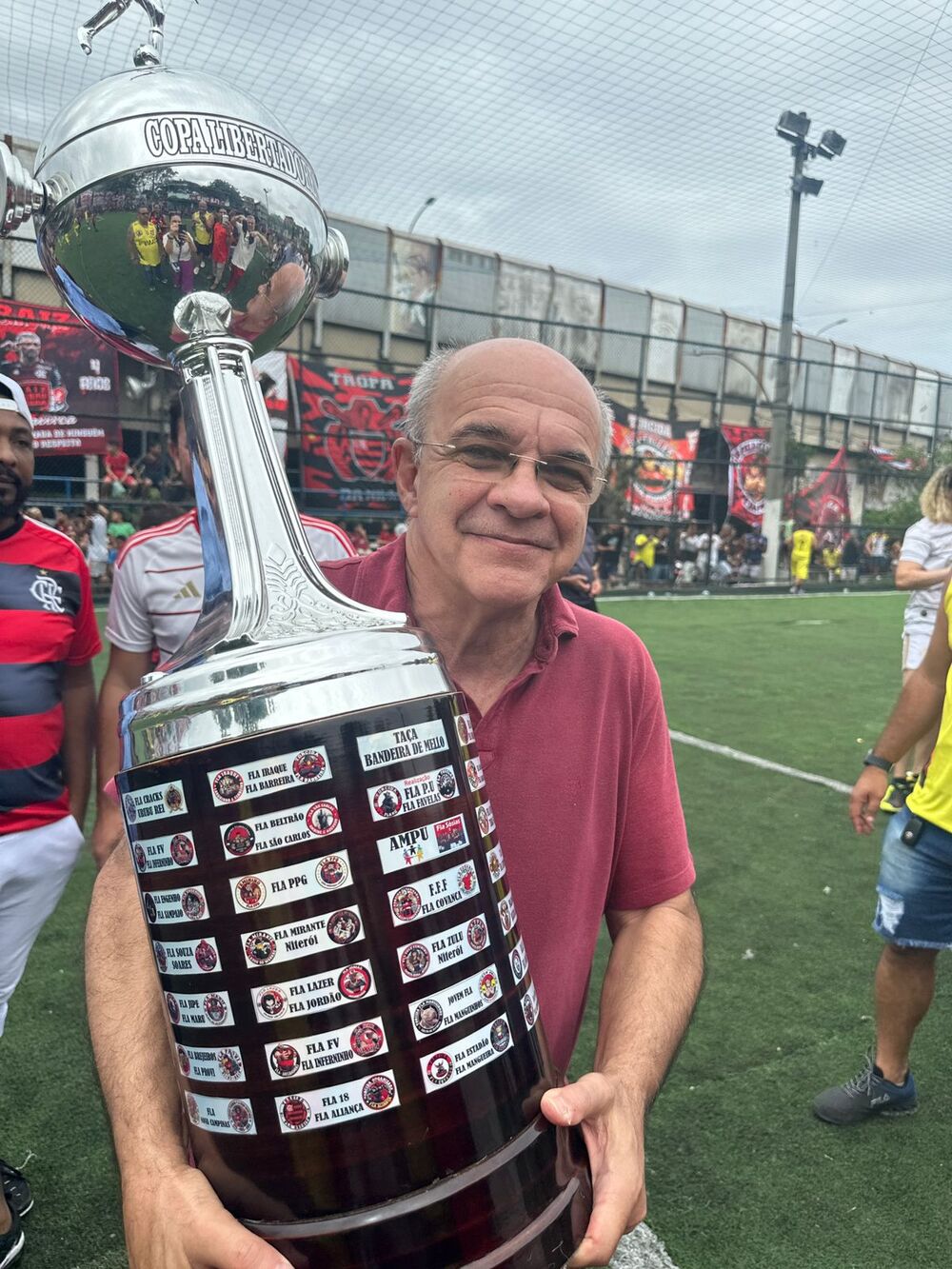 Ex-presidente do Flamengo, Eduardo Bandeira é homenageado no Complexo da Maré