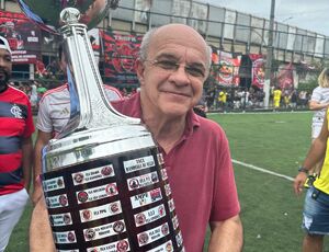 Ex-presidente do Flamengo, Eduardo Bandeira é homenageado no Complexo da Maré