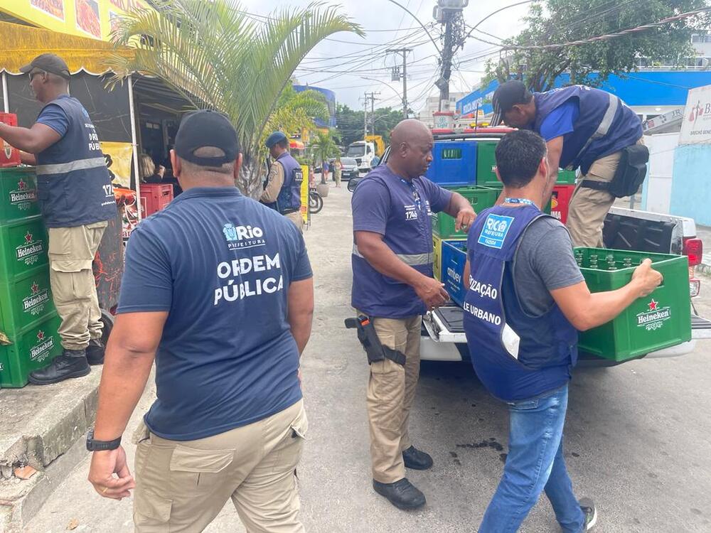 Prefeitura apreende módulos e centenas de garrafas de vidro durante operação no Recreio dos Bandeirantes