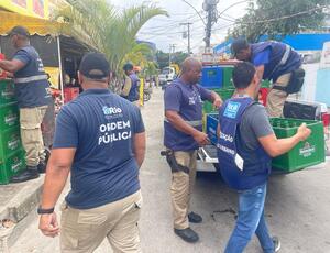 Prefeitura apreende módulos e centenas de garrafas de vidro durante operação no Recreio dos Bandeirantes