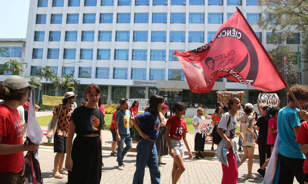 Estudantes da USP entram em greve e fazem ato em frente à reitoria