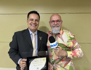 Oscar Müller recebe homenagem no World Windows Rio 2023 e fala sobre o sucesso da Revista Mais Bonita