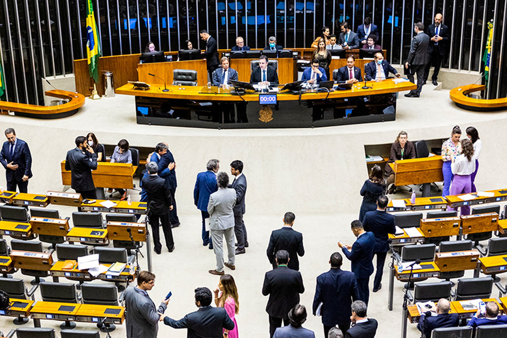 STF: Deputados protocolam PEC para barrar decisões do Supremo