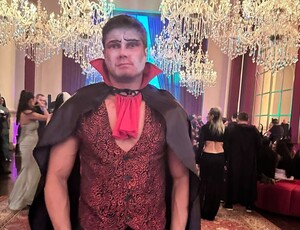 Gabriel Sequeira brilha no Halloween do Copacabana Palace em uma festa digna de cinema