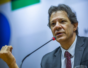 Haddad reafirma compromisso fiscal, mas aponta erosão de receitas