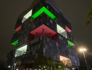 Petrobras ilumina sede em homenagem ao Fluminense na final da Libertadores