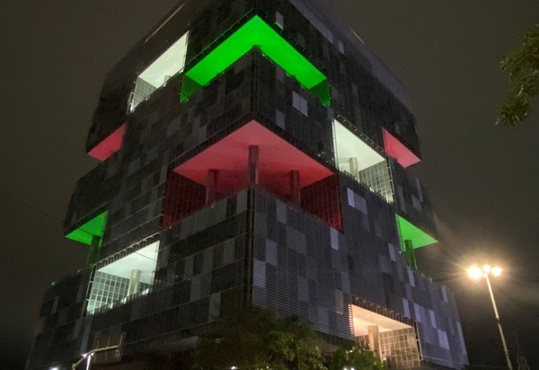 Petrobras ilumina sede em homenagem ao Fluminense na final da Libertadores