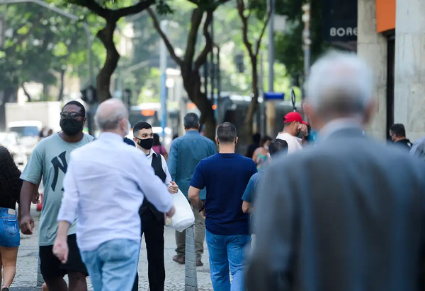 Esperança de vida ao nascer no Brasil fica em 75,5 anos em 2022