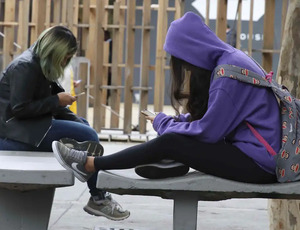 Rio quer ampliar proibição de celular na escola; pedagogos questionam