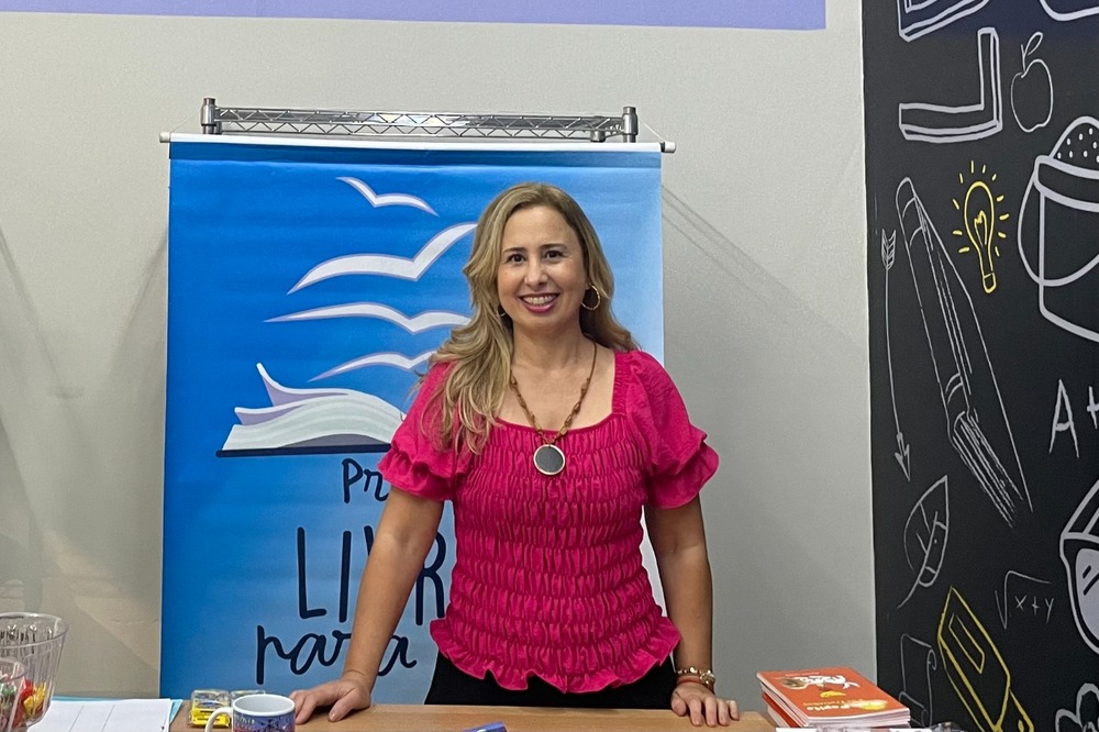 Fenig destaca literatura infantil na Feira Iguassú Encontro com a autora Simone Grund   Livro: “Feliz Natal com Dom Pepito – A Árvore Misteriosa”