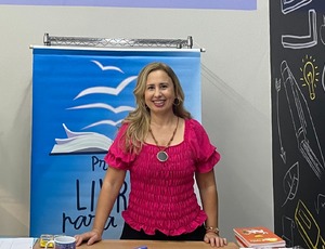 Fenig destaca literatura infantil na Feira Iguassú Encontro com a autora Simone Grund   Livro: “Feliz Natal com Dom Pepito – A Árvore Misteriosa”