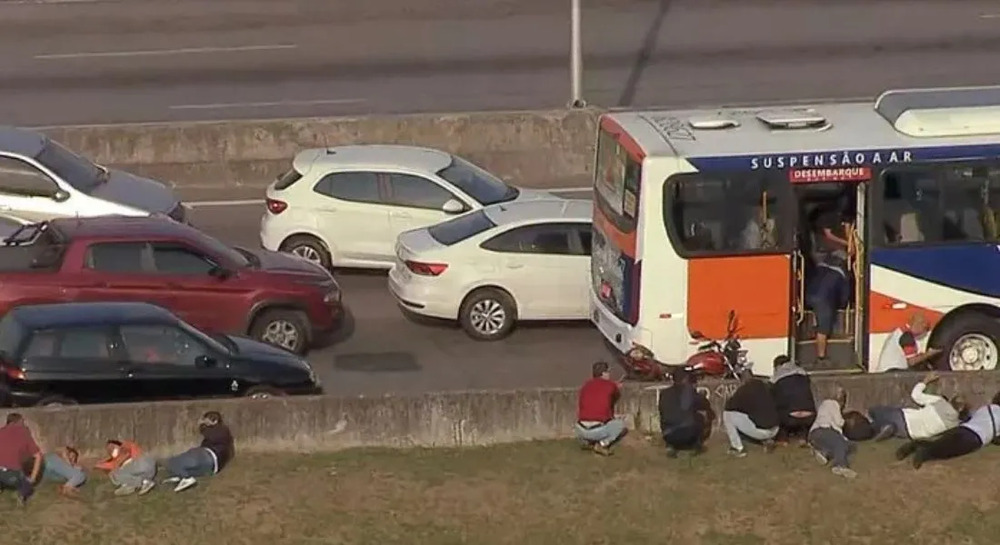 Bandidos tentaram fazer arrastão na Avenida Brasil e foram surpreendidos pela PM. Nove pessoas ficaram feridas (Veja o vídeo)