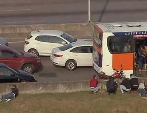 Bandidos tentaram fazer arrastão na Avenida Brasil e foram surpreendidos pela PM. Nove pessoas ficaram feridas (Veja o vídeo)