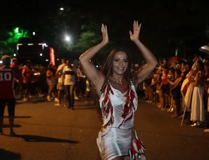 Noite de ensaios de rua com bateria, alas, porta-bandeira, intérpretes e muitos componentes.