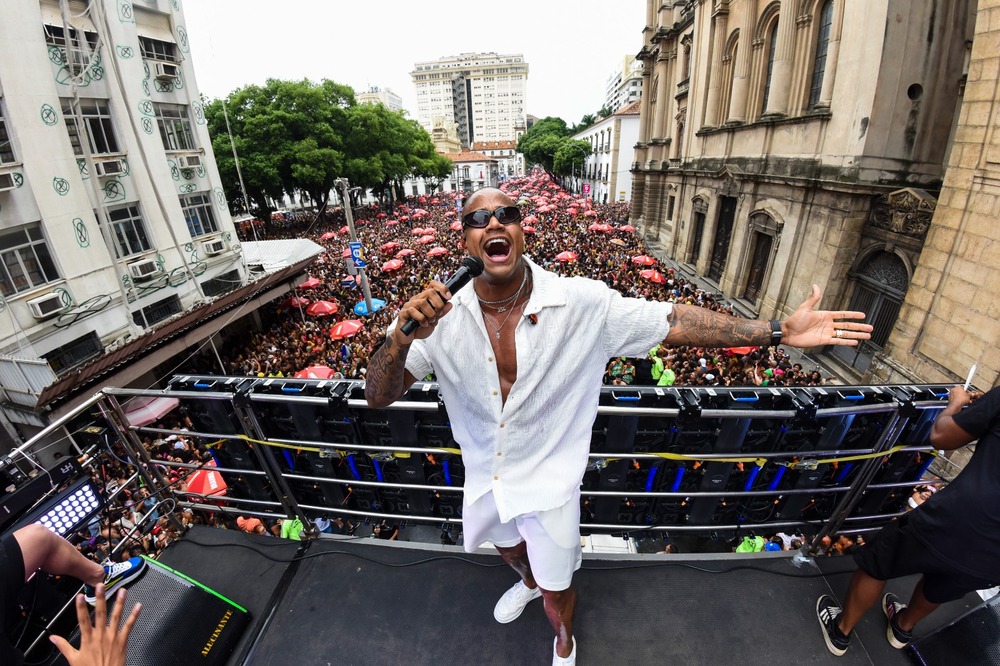 Leo Santana arrasta meio milhão de pessoas com seu swing baiano no centro do Rio