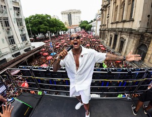 Leo Santana arrasta meio milhão de pessoas com seu swing baiano no centro do Rio