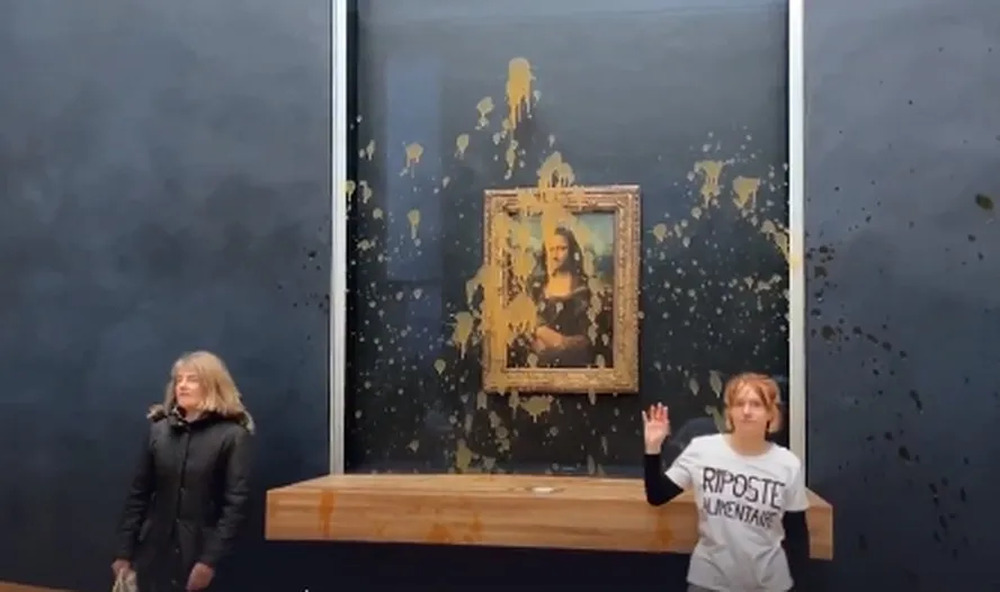 Manifestantes ecologistas jogam sopa no quadro da Mona Lisa, em Paris (vídeo)