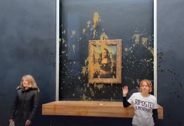 Manifestantes ecologistas jogam sopa no quadro da Mona Lisa, em Paris (vídeo)